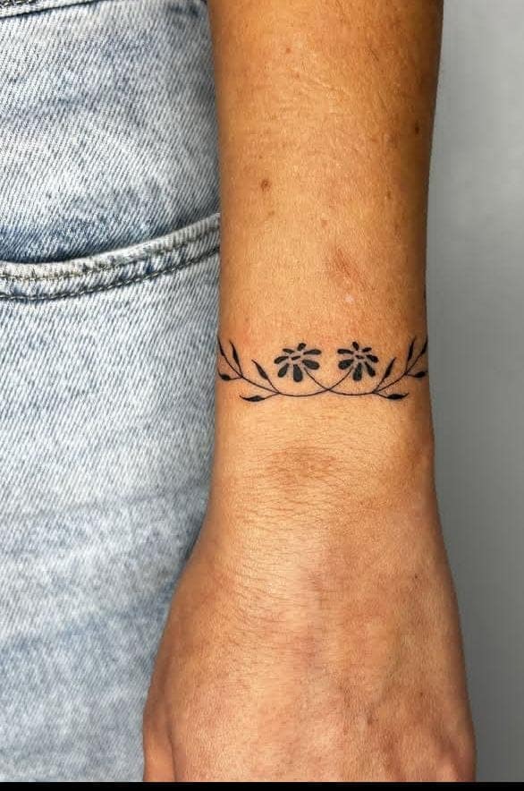 Minimalist Daisy Chain Wristband