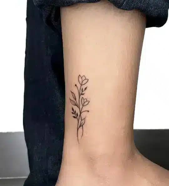 Minimalist Floral Ankle Spray